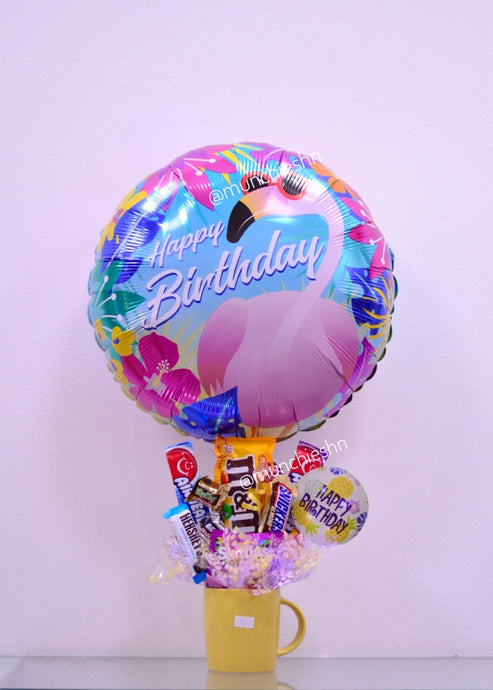 Arreglo de Taza amarilla con dulces y chocolates americanos con globo grande flamingo Happy Birthday ideal para hombre, mujer o ninos
