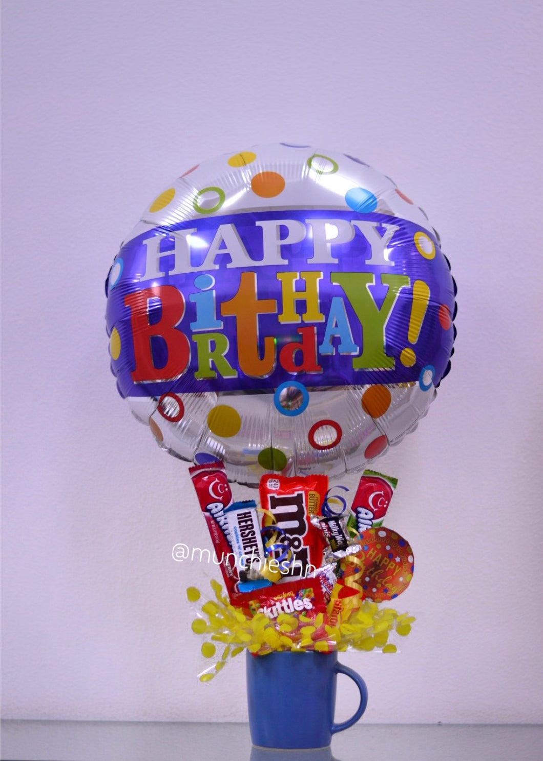 Taza azul con dulces y globo grande puntos colores Happy Birthday