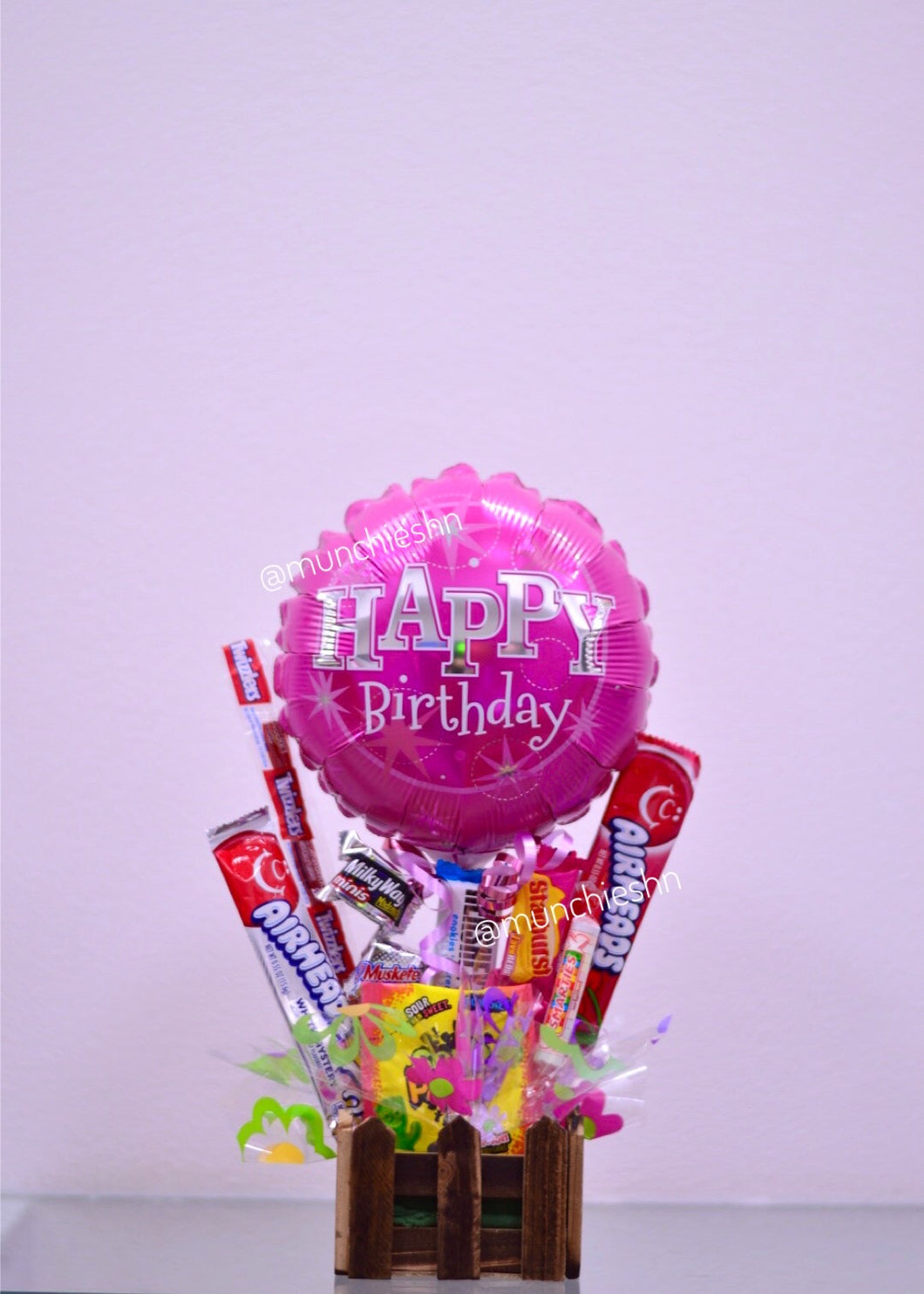 Caja madera con dulces y globo mediano rosado Happy Birthday