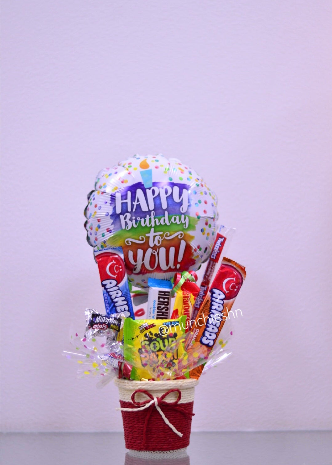 Canasta pequeña roja con dulces y globo mediano blanco happy birthday to you