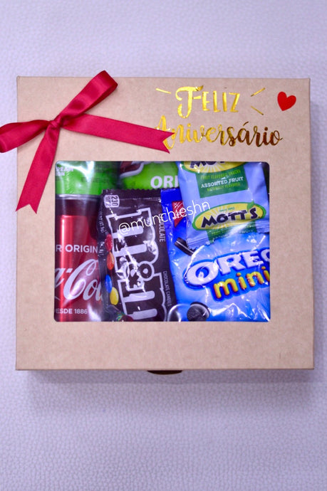 caja de regalo con ventana transparente rellena de dulces, chocolate y bebida, ideal para hombre o mujer en su aniervsario color dorado