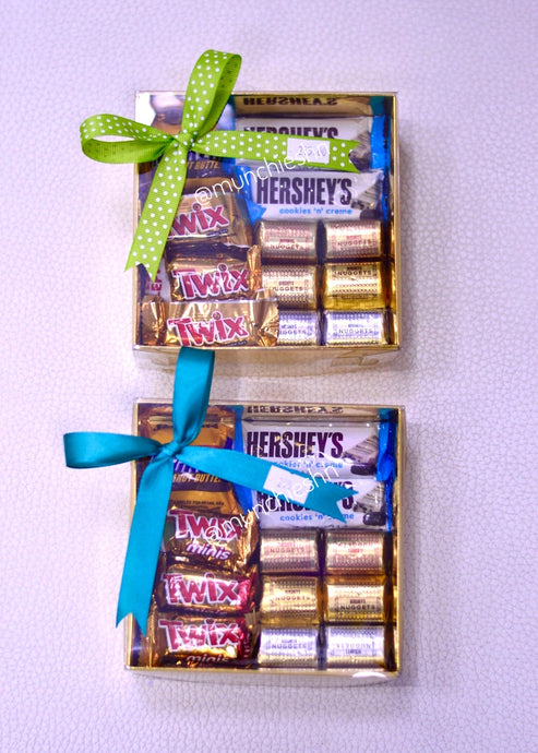 Caja de regalo cuadrada con ventana trasnaparente rellena de  Chocolates miniatura y colorida cinta de tela, ideal para hombre, mujer o ninos.