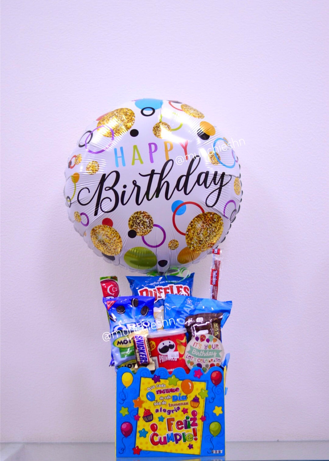 Caja grande Feliz Cumple con snacks y globo grande Happy Birthday