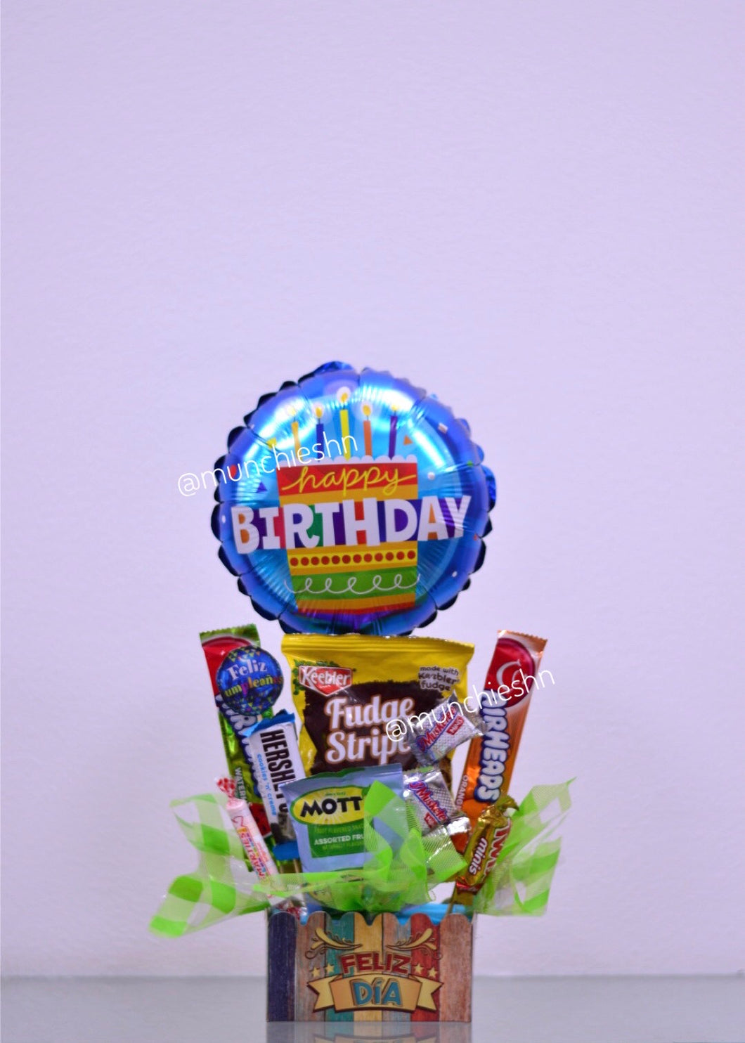 Arreglo de regalo Cajita feliz dia con dulces y chocolate americano con globo mediano, perfecto para desear un feliz cumpleanos. Puede ser regalo para mujer u hombre, amigos, ninos.