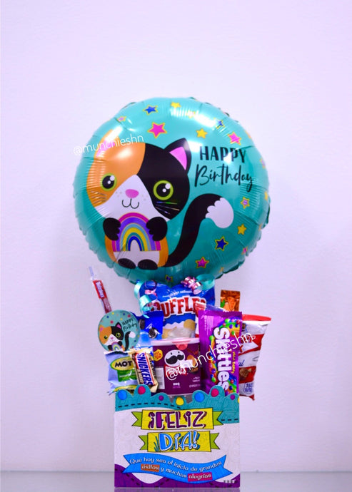 Arreglo de regalo Caja grande con snacks y dulces americanos, globo grande de gatito perfecto para desear un feliz cumpleanos. Puede ser para hombre, mujer y ninos.