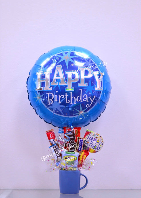 arreglo de regalo de Taza azul con dulces y chocolates americanos con globo grande azul happy birthday ideal para hombre