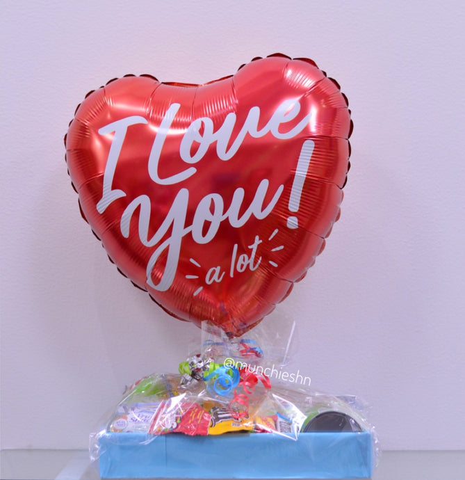 Caja de regalo forrada de papel celofan, rellena de snacks, dulces y chocolate americanos, ideal para hombre o mujer para decir te amo