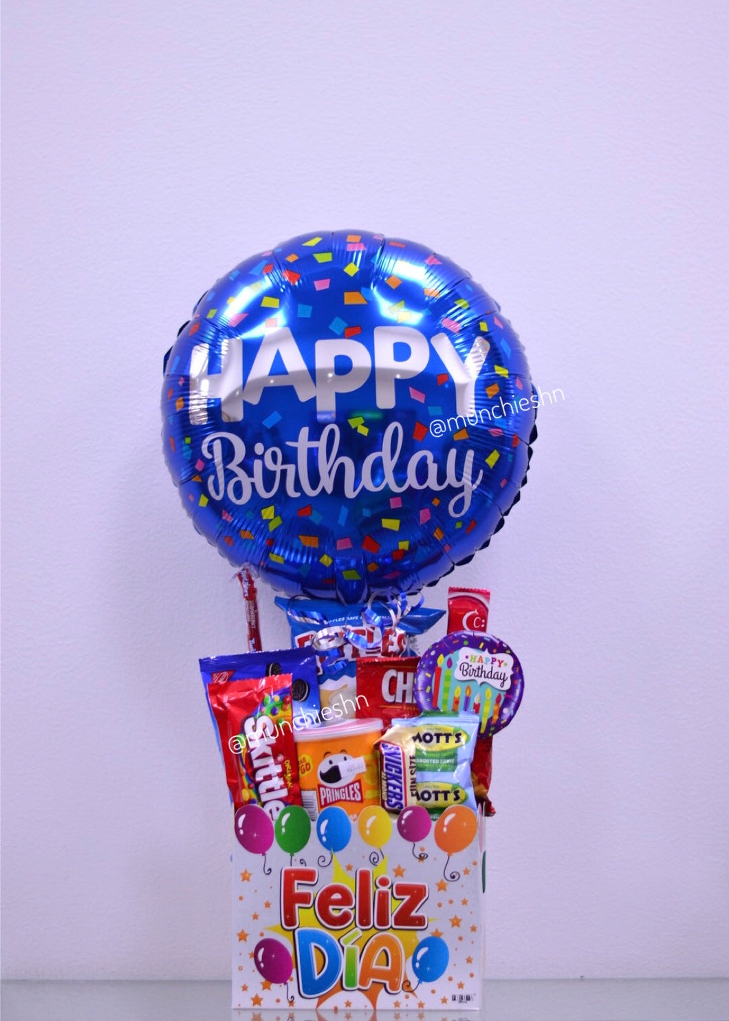 Caja grande Feliz Día con snacks y globo grande azul happy birthday
