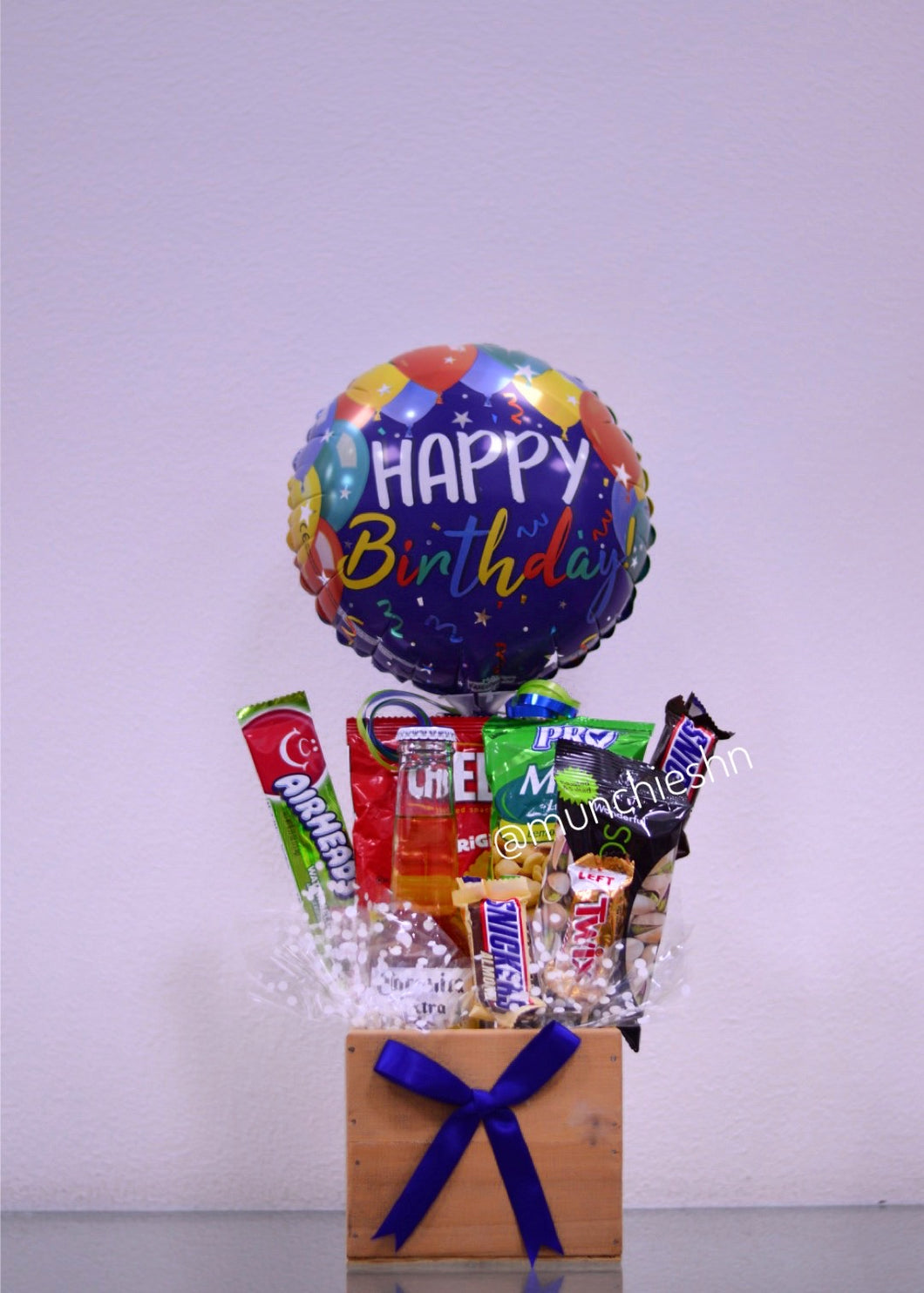 Caja madera con snacks, cerveza y globo mediano azul Happy birthday