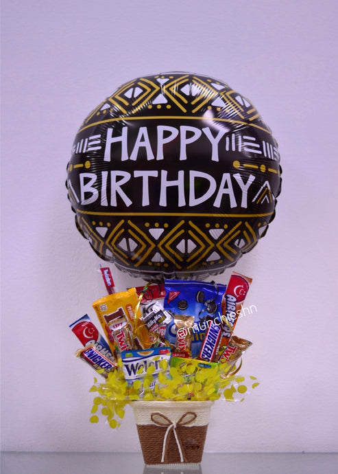 Canasta grande café oscuro con dulces y globo grande negro Happy Birthday