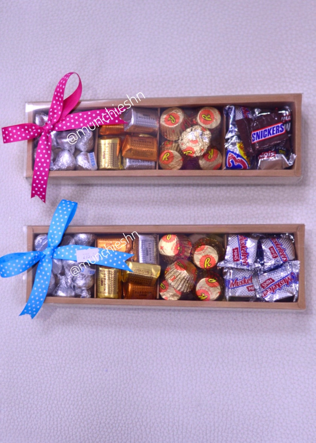 Caja de regalo rectangular con ventana trasnaparente rellena de  Chocolates miniatura americanos y colorida cinta de tela, ideal para hombre, mujer o ninos.