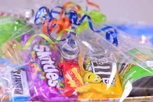 Munchies box con snacks, dulces, chocolates y globo grande azul pastel happy birthday