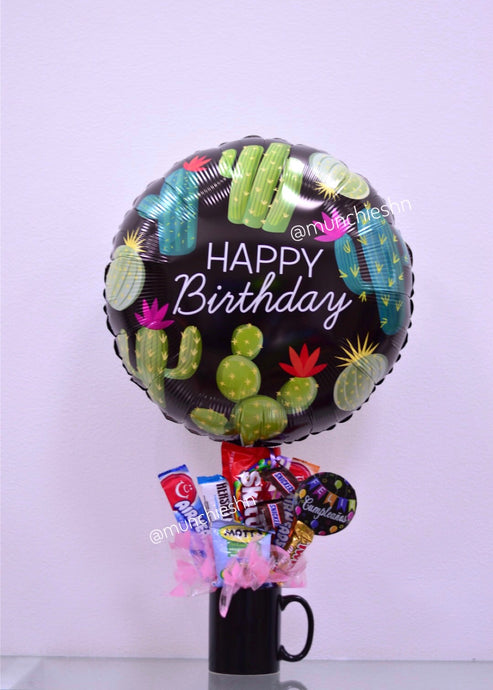 Arreglo de regalo Taza negra con dulces y chocolates americanos con globo grande cactus happy birthday ideal para hombre o mujer