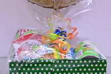 Cargar imagen en el visor de la galería, Munchies box con globo grande dorado Happy Birthday
