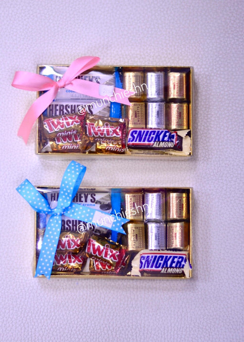 Caja de regalo Rectangular con ventana trasnaparente rellena de  Chocolates miniatura y colorida cinta de tela, ideal para hombre, mujer o ninos.