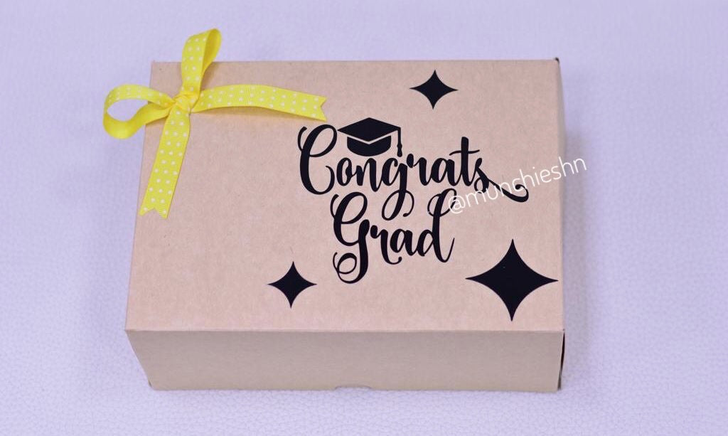 caja de regalo rellena de dulces, chocolate y bebida, ideal para hombre o mujer en su graduacion