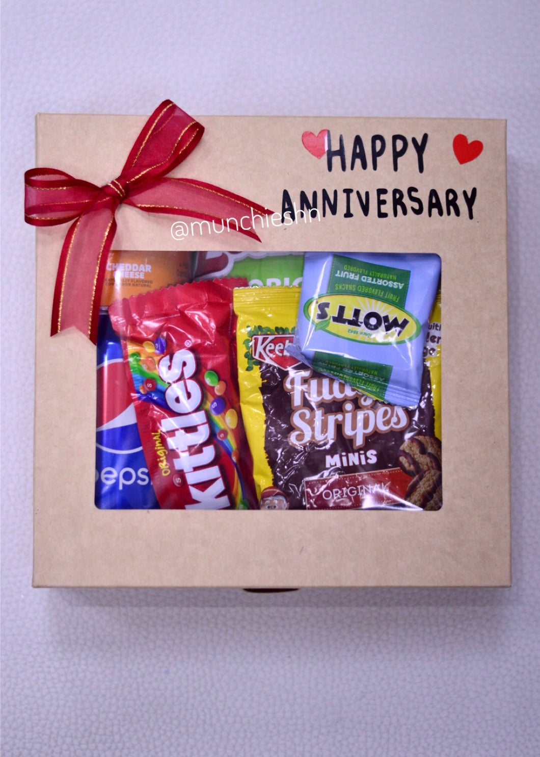 caja de regalo con ventana transparente rellena de dulces, chocolate y bebida, ideal para hombre o mujer en su aniversario
