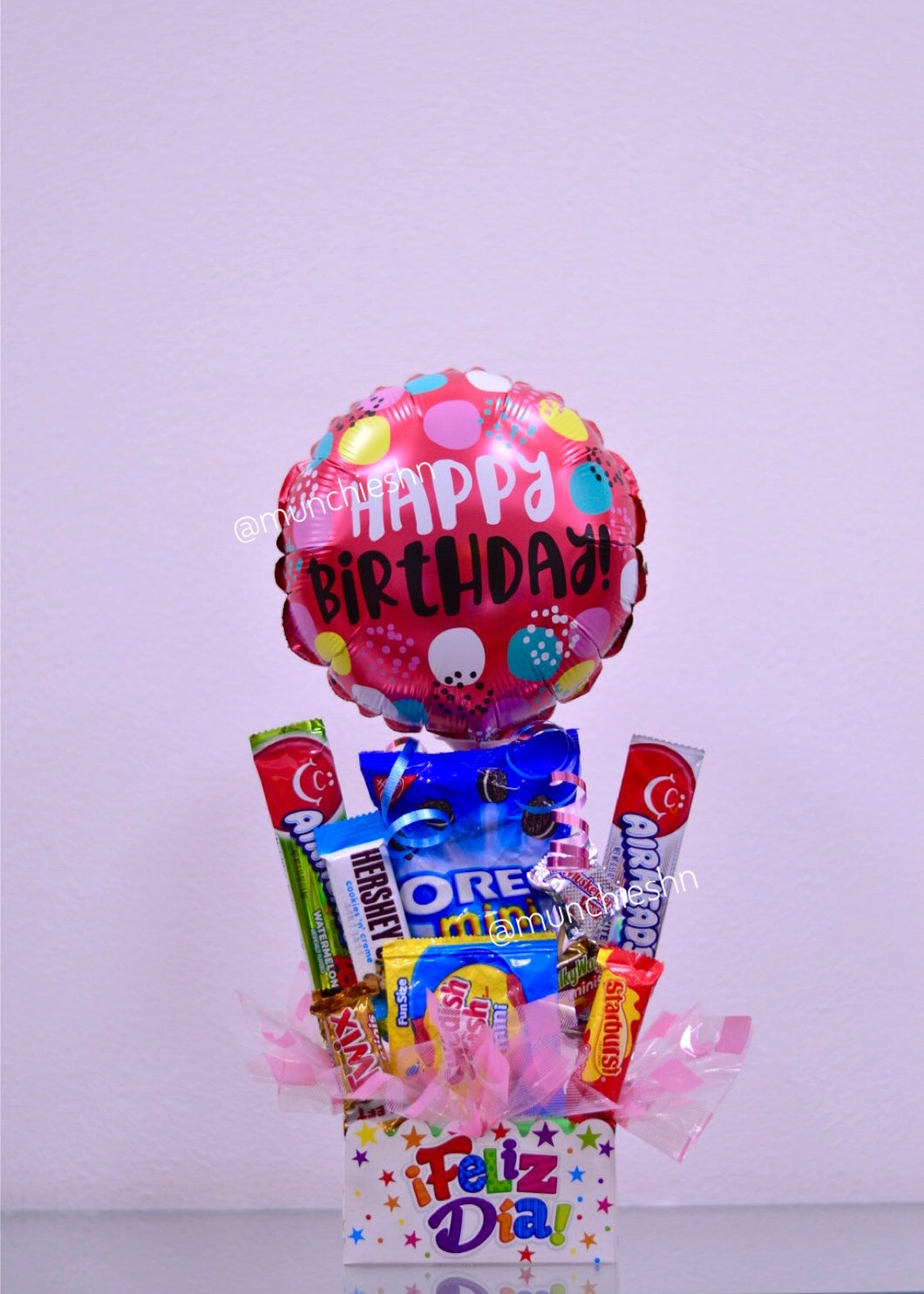 Arreglo de regalo Cajita feliz dia con dulces y chocolate americano con globo mediano, perfecto para desear un feliz cumpleanos. Puede ser regalo para mujer u hombre, amigos, ninos.