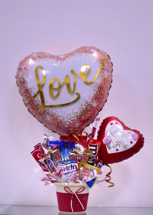 Arreglo de regalo Canasta grande roja con variedad de dulces y chocolates americanos, globo mediano corazón I love you y globo grande corazón Love