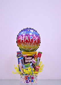 Cajita blanca estrellas colores Feliz Día con dulces y globo mediano colores Hip Hip Hooray Happy Birthday