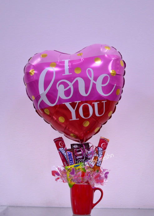 Arreglo de regalo Taza roja con dulces y  chocolates americanos con globo grande corazon i love you ideal para hombre o mujer para expresar amor