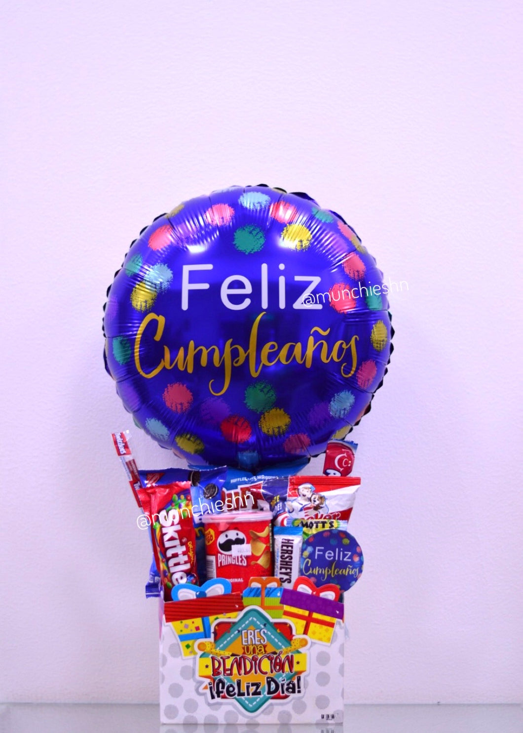 Caja grande Eres una Bendición Feliz Día con snacks y globo grande azul Feliz Cumpleaños