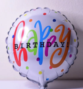 Globo mediano color gris con puntitos y letras multicolor Happy Birthday