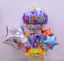 Cargar imagen en el visor de la galería, Arreglo de regalo con base caja de madera con snacks, chocolates, dulces americanos con globos medianos estrellas azul anaranjada, globo grande estrella plateada y globo grande franja azul letras multicolores. Perfecto para decir feliz cumpleanos a esa persona especial.
