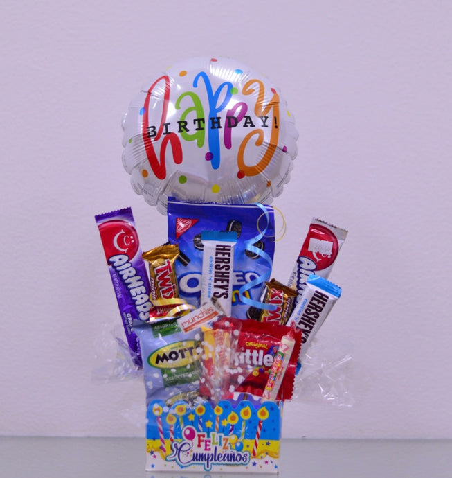 Arreglo de regalo con base de Cajita azul Feliz Cumpleaños con dulces y chocolates americanos,  globo mediano gris puntitos colores ideal para celebración de Cumpleaños para hombre o mujer.