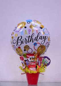 Arreglo de regalo con base de Cubeta metálica roja con dulces y chocolates americanos con globo grande blanco de happy birthday,  ideal para expresar un feliz cumpleanos a alguien especial. Encuentralo en Tegucigalpa