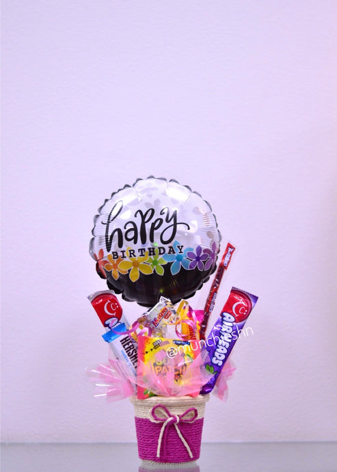 arreglo de regalo  con Canasta pequeña rosada con dulces y globo mediano de flores happy birthday