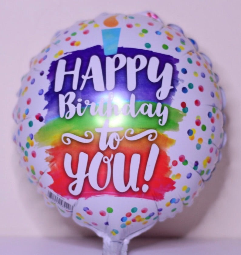 Globo mediano fondo blanco con puntitos multicolor y vela Happy Birthday to You