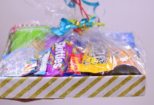 Munchies box con snacks, dulces, chocolates y globo grande blanco círculos dorados happy birthday