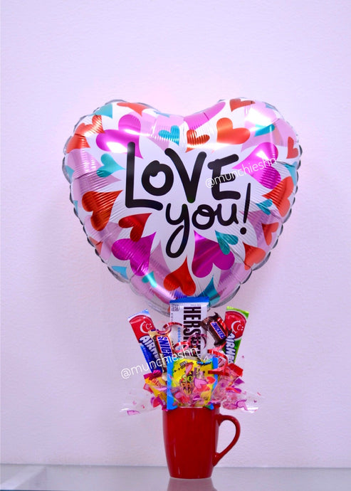 Arreglo de dulces Taza roja con dulces y chocolates americanos, globo grande corazón Love You ideal para un regalo de amor