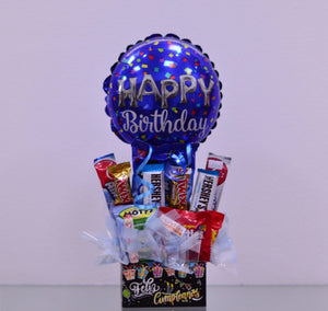 Arreglo de regalo con base de Cajita negra Feliz Cumpleaños con dulces y chocolates americanos,  globo mediano azul, ideal para celebración de Cumpleaños para hombre o mujer.
