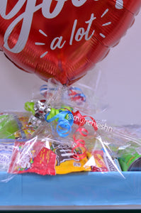 Munchies box azul con globo grande corazón rojo I love you a lot!