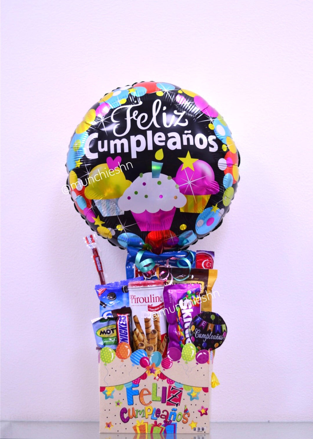 Caja grande Feliz Cumpleaños con snacks y globo grande negro cupcakes Feliz Cumpleaños
