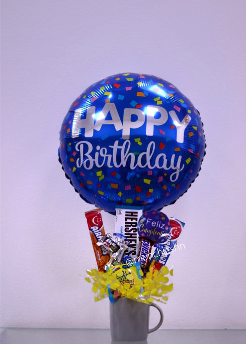 Arreglo de regalo Taza gris con dulces y  chocolates americanos con globo grande azul metálico Happy Birthday ideal para hombre o mujer