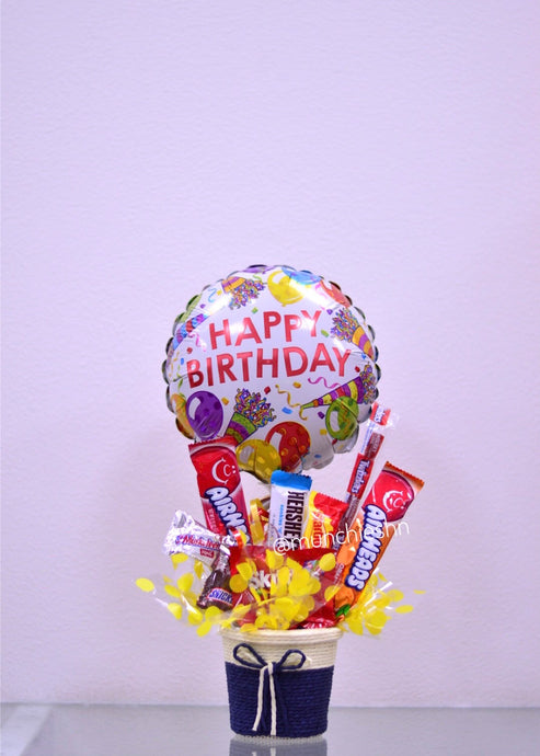 Canasta pequeña azul con dulces y globo mediano blanco Happy Birthday