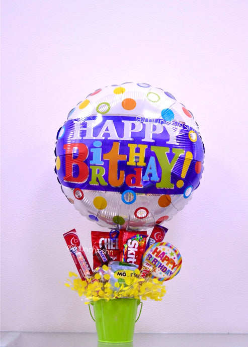 Arreglo de regalo con base de Cubeta metálica verde con dulces y chocolates americanos con globo grande  happy birthday,  ideal para expresar un feliz cumpleanos a alguien especial. Encuentralo en Tegucigalpa