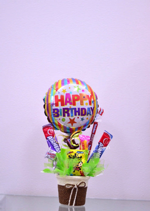 arreglo de regalo Canasta pequeña café con globo mediano rayas multicolor Happy Birthday