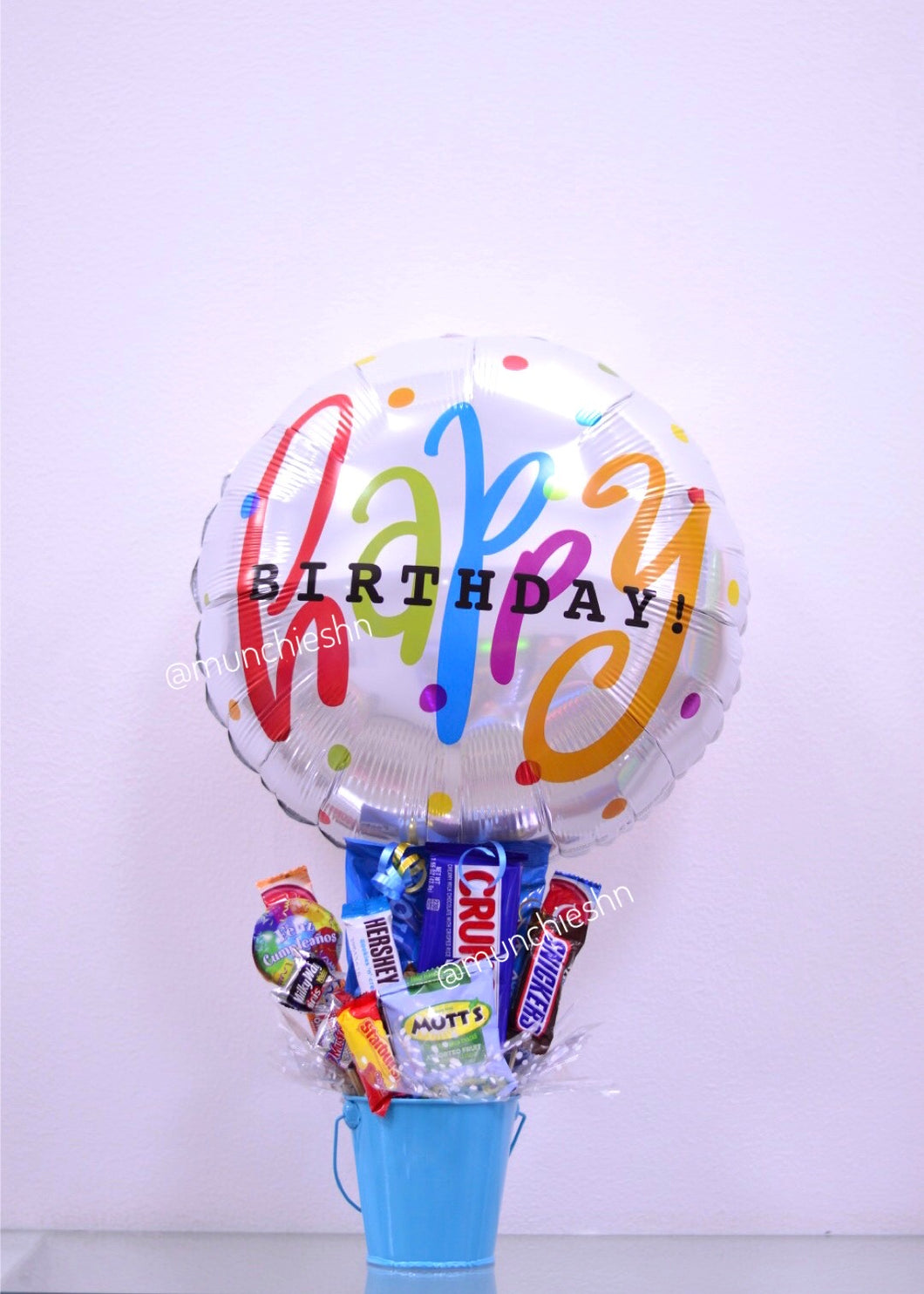 Cubeta metálica azul con dulces y globo grande gris happy birthday