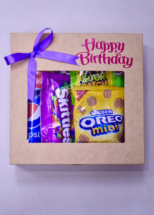caja de regalo con ventana transparente rellena de dulces, chocolate y bebida, ideal para  mujer en su cumpleanos