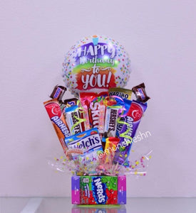 Arreglo base de Nerds con dulces y globo mediano blanco puntitos multicolores happy birthday to you