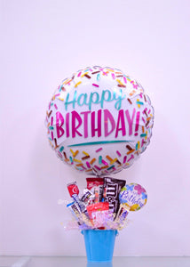 Arreglo de regalo con base de Cubeta metálica azul celeste con dulces y chocolates americanos con globo grande  confeti happy birthday,  ideal para expresar un feliz cumpleanos a alguien especial. Encuentralo en Tegucigalpa