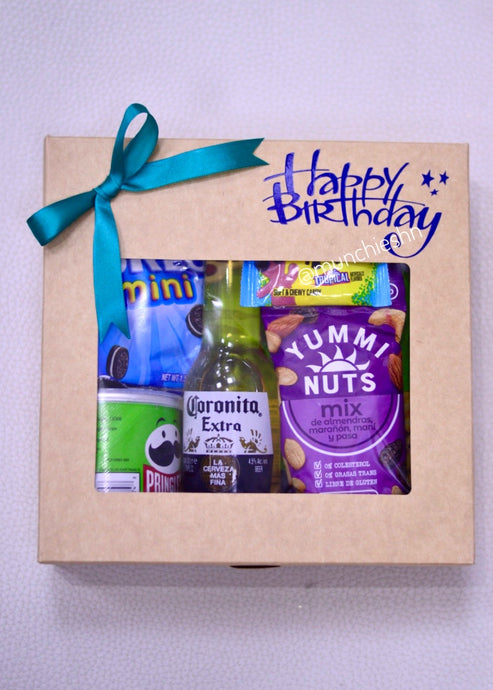 Caja de regalo con ventana transparente rellena de snacks, dulces y chocolate americanos y una cerveza corona, ideal para hombre o mujer en su cumpleanos