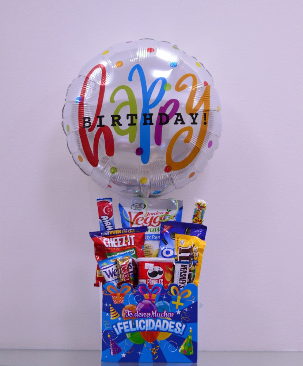 Arreglo de regalo caja grande con dulces y chocolate americano con globo grande, perfecto para desear un feliz cumpleanos. Puede ser el regalo ideal para tu esposo, novio o amigo.
