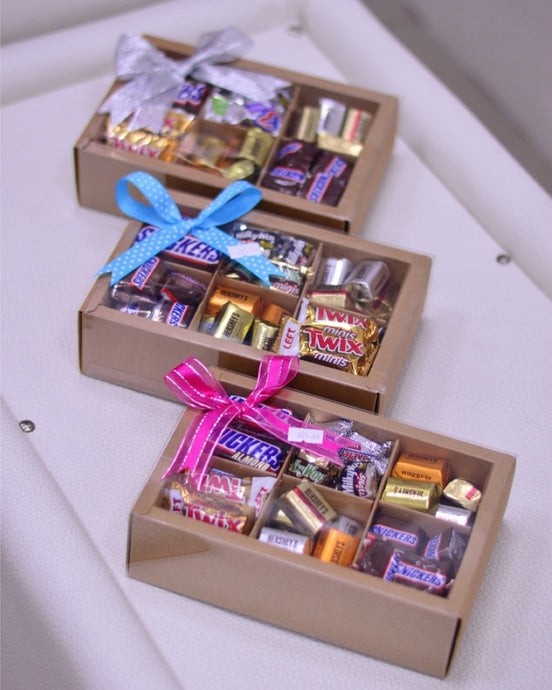Caja de regalo rectangular con ventana trasnaparente rellena de  Chocolates miniatura americanos y colorida cinta de tela, ideal para hombre, mujer o ninos.