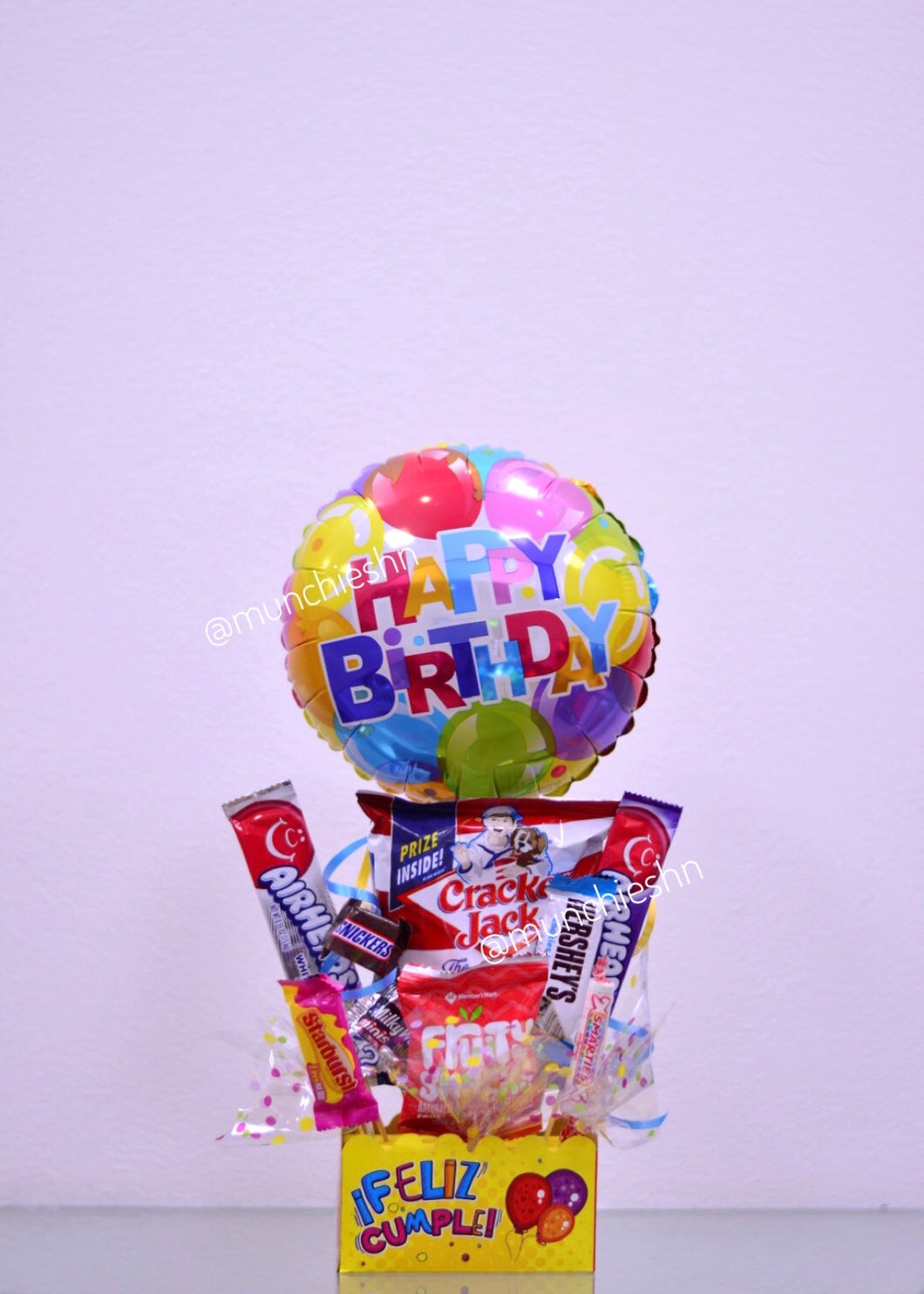 Cajita amarilla Feliz Cumple con dulces y globo mediano globos colores Happy Birthday