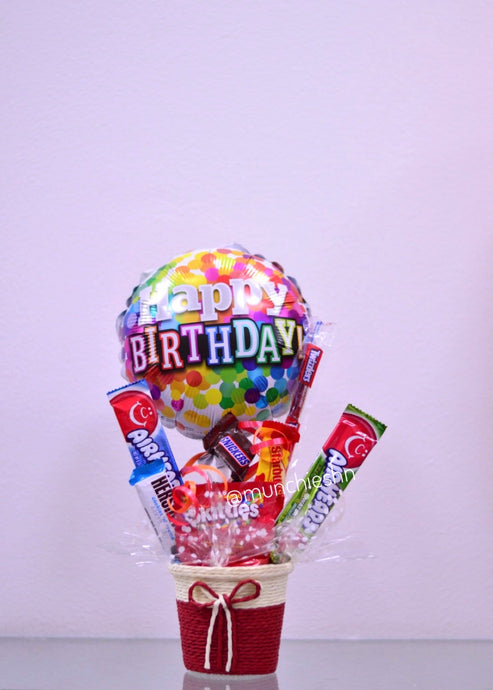 Canasta pequeña roja con dulces y globo mediano puntitos colores happy birthday